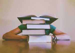 Student zit in gedachten verzonken en worstelt met twijfel over studiekeuze en toekomstplannen