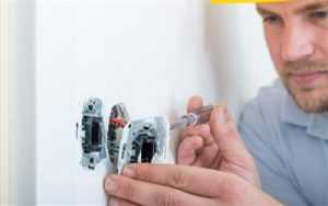 Professionele elektricien bezig met elektra-installatie in een keuken
