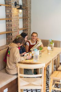 Professionele vergaderruimte met moderne inrichting en faciliteiten voor zakelijke bijeenkomsten