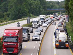 Infographic met essentiële kenmerken van een betrouwbare transportpartner inclusief ervaring, punctualiteit en transparante c