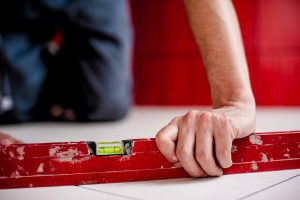 Professionele tegelzetter in Emmen plaatst moderne tegels voor badkamer renovatie