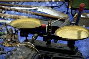 Rommelmarkt Emmen met bezoekers die vintage items en antieke goederen bekijken tussen de kraampjes