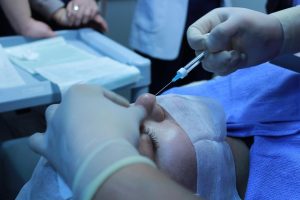 Home Vrouw met natuurlijke verfrissing na subtiele injectables-behandeling, toont fris en uitgerust gezicht zonder gemaakt effect