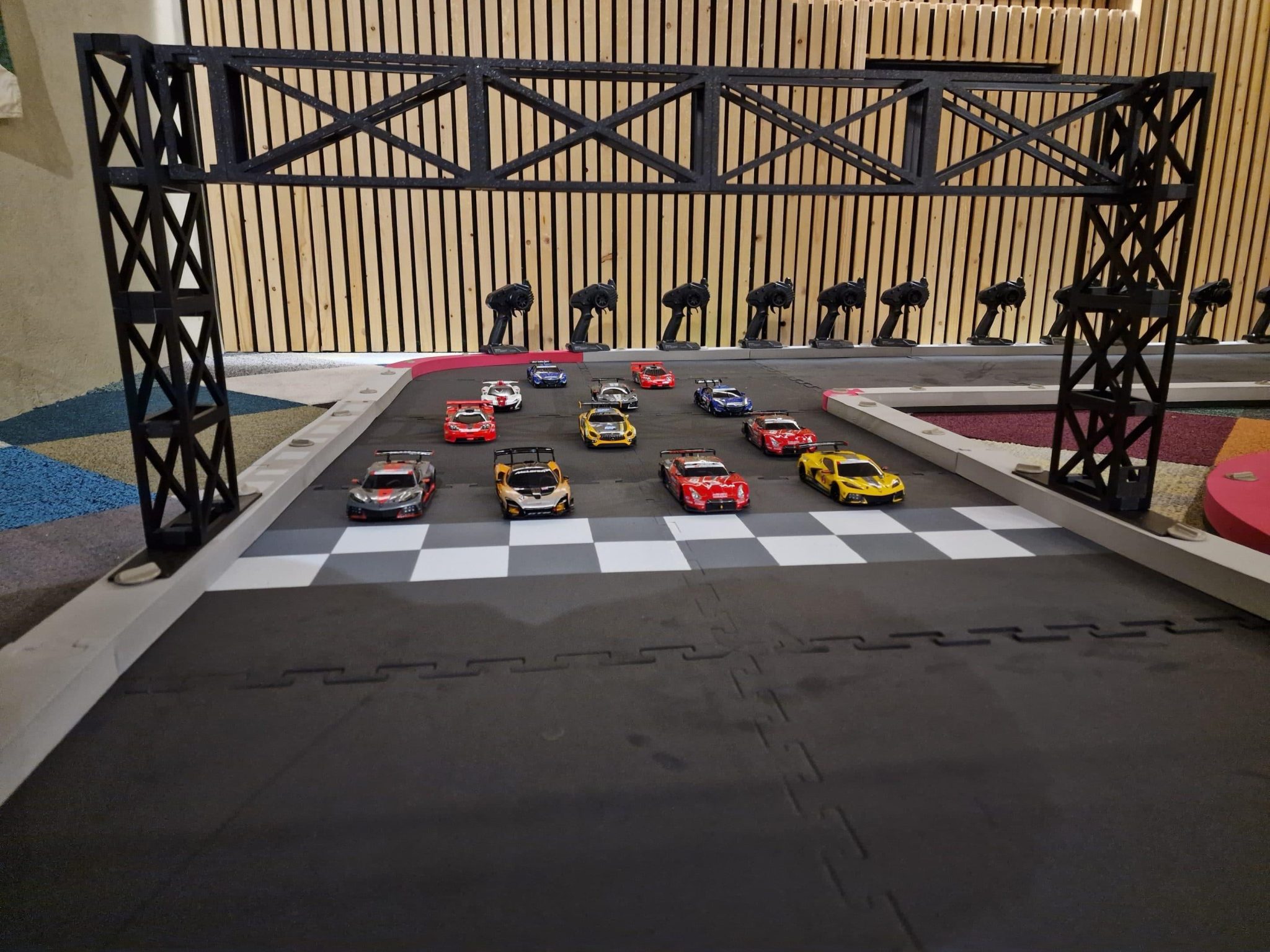 Deelnemers racen op een professionele binnen racebaan met scorebord en begeleiding