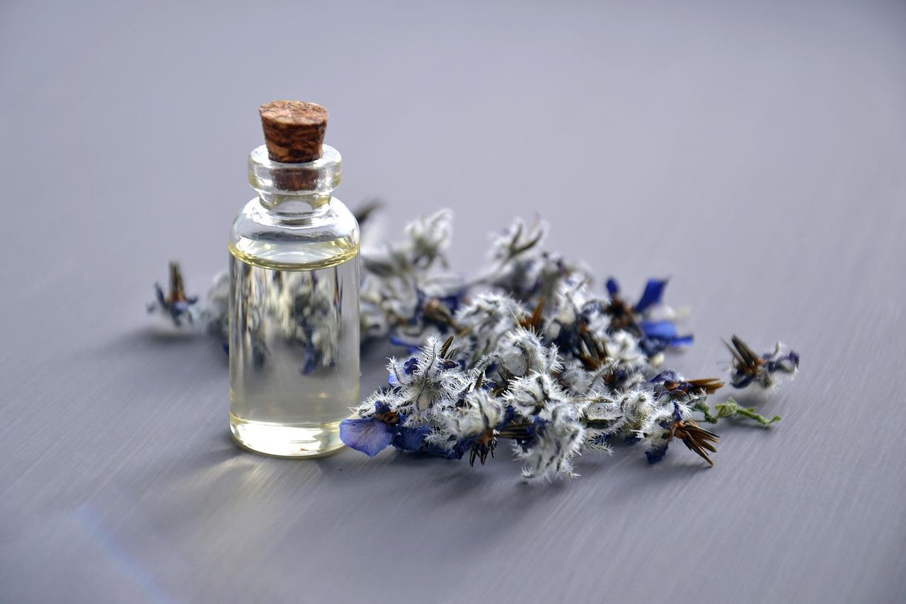 Lavendelolie en eucalyptusolie combineren: twee etherische oliën als basis voor aromatherapie en persoonlijke geurbeleving